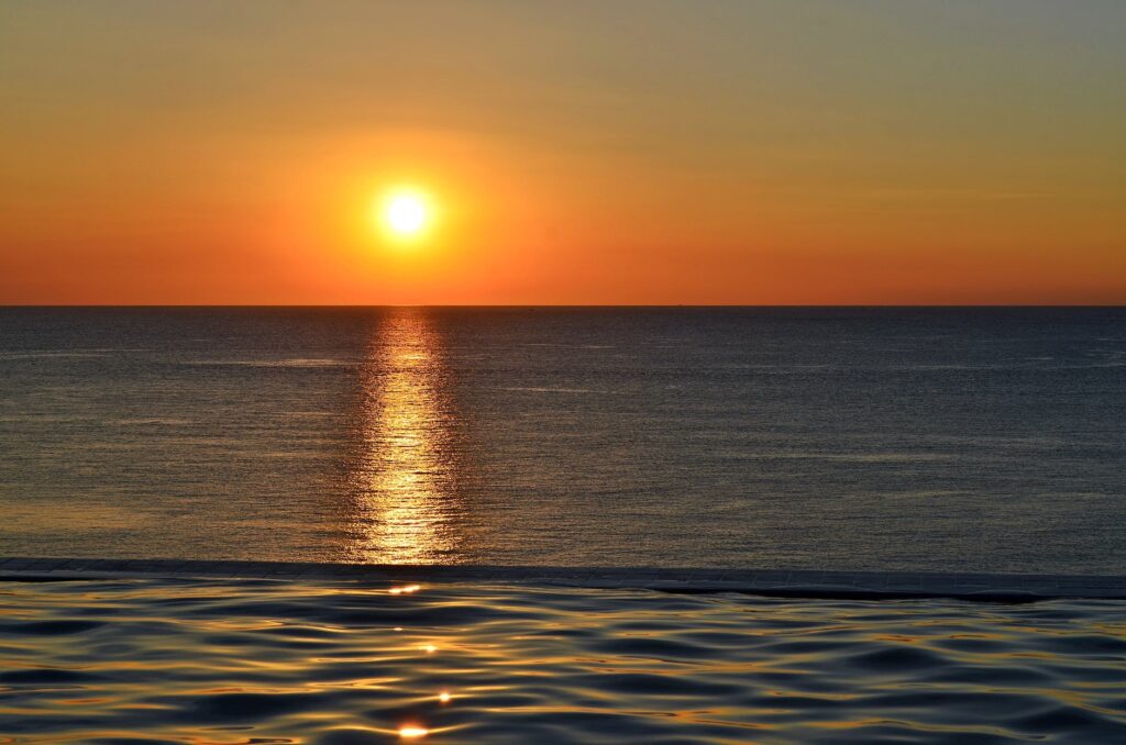 Foto de pôr do sol na praia: a Psicologia Positiva foca na felicidade e no bem-estar